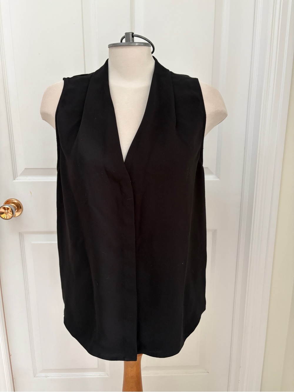Babaton Black Sleeveless V-Neck Blouse ladies large